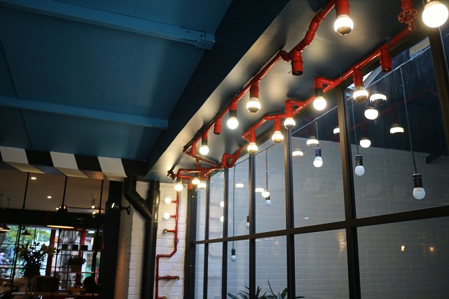 Chọn đèn trang trí quán cafe container như thế nào cho ấn tượng  Việc-sử-dụng-đèn-led-để-trang-trí-quán-cafe-container-giúp-cho-hiệu-ứng-ánh-sáng-về-đêm-thêm-phần-ấn-tượng