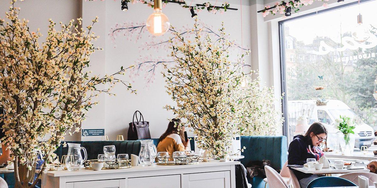 Trang trí quán cafe bằng hoa và cây xanh thu hút khách
