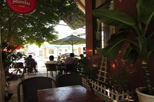Làm thế nào để mở rộng không gian khi thiết kế quán cafe góc phố
