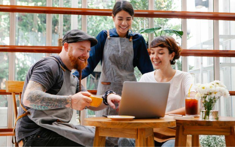 Kinh nghiệm mở quán cafe nhỏ 2: Tìm hiểu kĩ về khách hàng