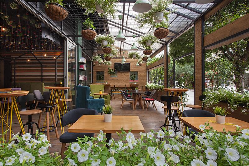 Lựa chọn thiết kế và thuê mặt bằng quán cafe sân vườn