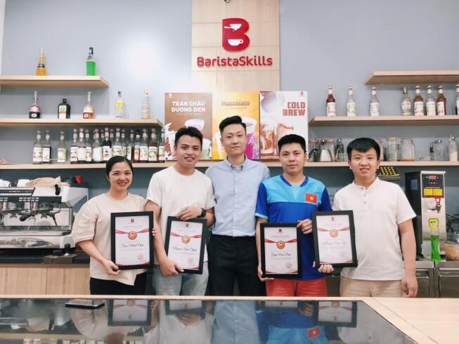 Học viên nhận giấy chứng nhận sau khóa học của trung tâm Barista Skills