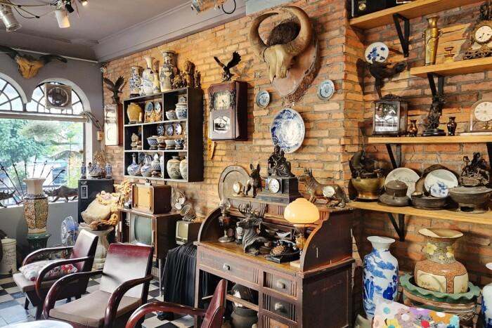 Trang trí quán cà phê với các đồ vật cổ xưa, mang dấu ấn thời gian