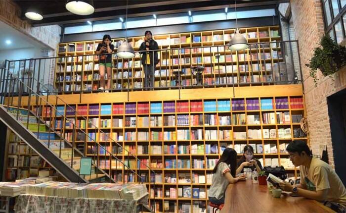 Không gian quán cafe sách được nhiều bạn trẻ yêu thích